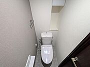 快適にご利用いただける温水洗浄便座を採用し、清潔で心地よいトイレ空間を実現しています。上部に棚もあり収納充実。