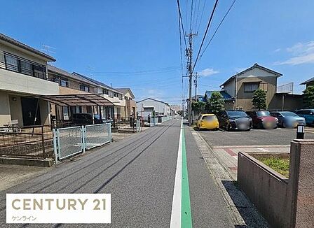 周辺は落ち着いた住宅街で、お買い物施設や学校も徒歩圏内に揃います。