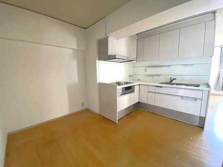 キッチン周辺はゆったりとした空間で、冷蔵庫や食器棚など配置がしやすくなっています。