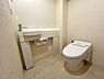 トイレ：タンクレストイレを採用したトイレです。すっきりとしたデザインで空間を広く使えます。独立した手洗いカウンターを備えており、衛生的で使い勝手も良好です。
