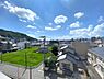 その他：窓から広がる現地からの眺望は遠くまで見渡せる開放感を感じられます。街並みや自然を一望できる景色が魅力です。周辺には緑の広がりもあり陽当たりも良好です。天候によって様々な表情が楽しめるのもポイントです。