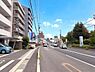 その他：車通りが広々とした道路沿いに位置し交通アクセスが便利です。周囲には緑もあり視界が開けています。整った歩道で日々の移動も快適です。周辺環境が整理されています。生活のしやすさが感じられます。