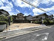 前面道路がしっかり整備されております。歩道も確保されており徒歩での移動も安心。敷地がゆったりと確保されているためさまざまなプランが考えやすい環境です。落ち着いた雰囲気が漂う住宅地も魅力です。