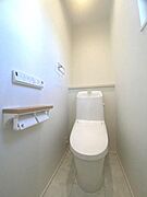 2階トイレ。ホワイトを基調としたシンプルなトイレですっきりとした空間。ペーパーやタオルなどの小物が整理されており清潔感があります。窓から自然光が入り、換気もしやすく明るい印象を与えます。