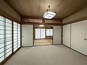 二間続きの和室で、ふすまを閉めると個室としても利用可。天井や壁のトーンも統一感があります。障子窓からの自然な明るい和室です。