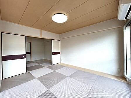 和室のすっきりとしたデザイン。障子とふすまの組み合わせが印象的。畳の色使いがモダンな印象を与えます。二間続きの和室は、空間の広がりと開放感があり、多様な用途に活用できる使い勝手の良さが魅力です。