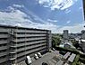 その他：現地からの眺望は開放感のある広がりが魅力です。晴れた日には青空も楽しめ周辺の街並みや緑が望めます。周囲の建物との距離もしっかり確保されています。