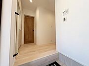奥行きがある玄関ホール。壁や床の色使いがシンプルで落ち着いた雰囲気です。