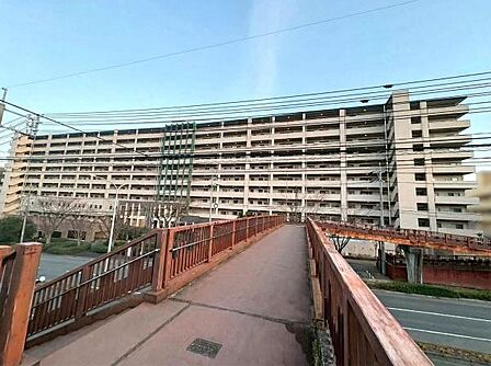 総戸数126戸のマンション。どっしりとした外観が目を引きます。市内方面へのバス停が目の前で、通勤や通学などに便利です。