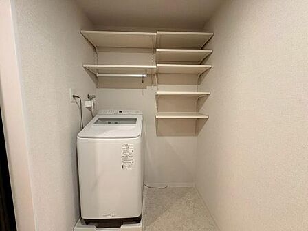 洗濯機置場は、洗剤や洗剤のストック、タオルなどリネン置場としても活用しやすい棚付き。