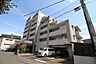 その他：白を基調とした外観で清潔感が感じられるマンションです。日当たりの良い立地で落ち着いた周囲の環境が特徴です。