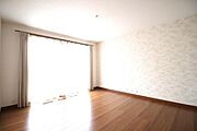 LDK約24.8帖。壁の一部がレンガなので、室内全体に重厚感が漂います。耐久性にも優れており、自然だからこそ感じられる自然な風合いが魅力。床下エアコンで風が直接身体に当たらないので快適です。