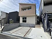 同系色のツートンカラーで、淡い色調が落ち着いた印象。柔らかい雰囲気が外観を彩り、ナチュラルで優しい印象に。並列駐車2台可。