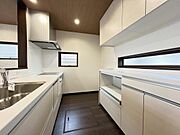 キッチンにあるカップボード。収納力があり、キッチンと同様な色調のため見た目にも美しく、統一感があります。