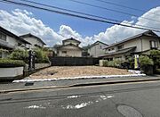前面道路がしっかり整備されております。歩道も確保されており徒歩での移動も安心。敷地がゆったりと確保されているためさまざまなプランが考えやすい環境です。落ち着いた雰囲気が漂う住宅地も魅力です。