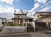 重厚感のある石積みが特徴的。約60.72坪のゆったりとした敷地に構える木造2階建て。