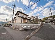 角地で隣地と接する部分が少なく圧迫感を軽減。風通しも良好です。