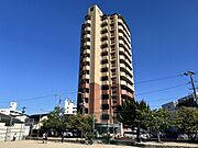 ツートンカラーが特徴的な外観。総戸数27戸、地上14階建てのマンション。