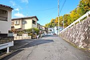 南側の前面道路。幅員約5.8m。