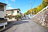 その他：幅のある前面道路で車の出し入れがしやすい環境です。周辺には緑が多く感じられるロケーションが印象的です。道路沿いに石垣が整備されており歩行時も安心感があります。