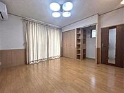 約8帖のリビングルーム。壁面にはクローゼットと収納スペース完備。天井には4灯シーリングライトが取り付けられており、室内全体を明るく照らします。