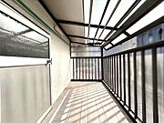 洗濯物を干すのに便利な2階ベランダ。屋根が強風や雨から洗濯物をしっかり守ってくれそうです。