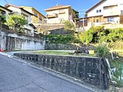 落ち着いた住宅地の中にあり、子育て世帯やセカンドライフを求める方など幅広い世帯におすすめの土地です。