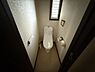 トイレ：窓付き温水洗浄便座付きのトイレです！