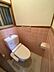 トイレ：窓付き温水洗浄便座付きのトイレです！