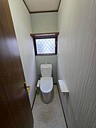 窓付き温水洗浄便座付きのトイレです！