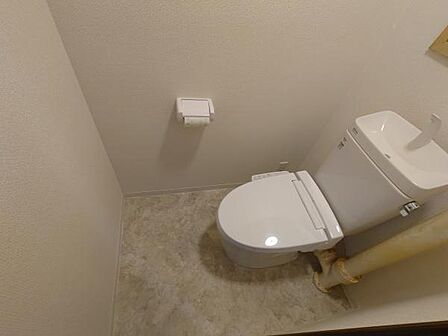 窓付き温水洗浄便座付きのトイレです!