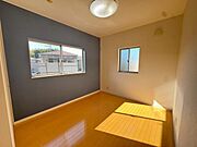 窓付きで明るい洋室です。