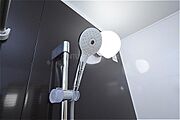 止水ボタン付きシャワーで節水にもなりますね。シャワーの高さ調節もできます。
