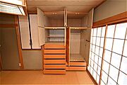 2階和室の収納棚です。奥行きがあるのでお洋服だけでなく、季節物の収納にも便利ですね。