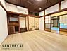洋室：床の間を思わせる造りや木製建具など、細部にも風情が感じられ、落ち着いて過ごせる空間です。奥行きのある収納付きで、来客用の布団や季節物もまるごと収納できますね。