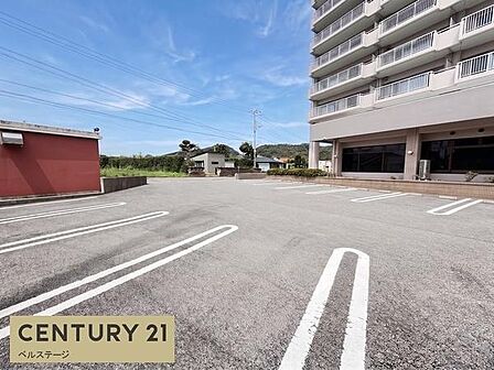 駐車場無料、空きございます!!敷地内には駐車スペースのほかに、バイク置き場や駐輪場もございます。