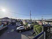 バルコニーからの眺望バルコニーからの眺望は周囲に高い建物がなく開放的。青空や遠くの景色を一望でき、心身ともにリフレッシュできる空間です。