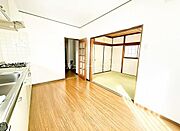 ◆ダイニングキッチン南向き、2面採光の明るく風通しの良い快適なダイニング。キッチンは空間を最大限に活かせる壁付タイプです。白を基調とし、家具を配置しやすいダイニングです。