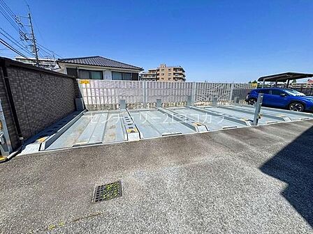 駐車場敷地内に確保された駐車場で、お車の出し入れもスムーズ。毎日のカーライフを快適にサポートします。