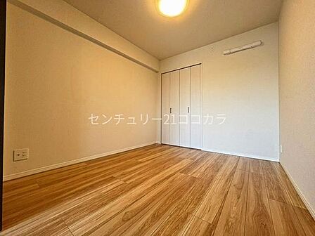 洋室6帖リビングとつながる6帖の洋室は、引き戸を開放すれば一体的な空間として広々と使え、ライフスタイルに合わせて柔軟に活用できます。