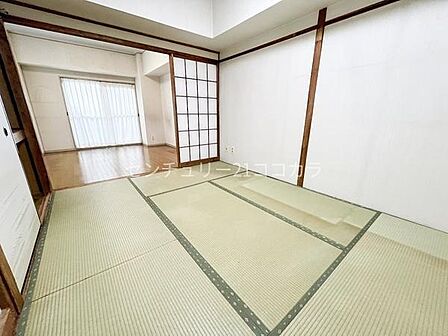 和室押入れ収納が充実した、お部屋を広く使える和室です!お布団や季節の家電、お子様のおもちゃなどもスッキリと片付きます。畳の上で洗濯物を畳んだり、ちょっとした家事スペースとしても便利に仕えます。