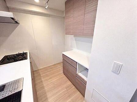カップボードキッチン本体と統一感があり、すっきり美しい空間を保てます。豊富な収納力で、調理家電や食器類もスマートに収まります。室内の写真はCGで家具を消して空室後のイメージを再現しています。