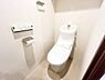 トイレ：トイレ衛生的で快適なウォッシュレット機能付きのトイレ。白を基調としたシンプルで落ち着きのある空間設計です。