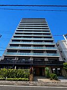 洗練された佇まいが印象的な外観デザイン。街並みに調和しながらも、存在感を放つレジデンスです。