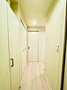 温かみのある照明が優しく包み込む廊下。帰宅した瞬間にホッと癒されます。