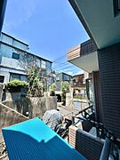 周辺の住宅街が広がる落ち着いた景色です。正面を遮る高い建物がなく、青空が大きく見渡せるため、開放感と心地よい陽射しが感じられます。
