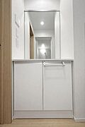 【収納充実の独立洗面台】足元にたっぷりの収納スペースを確保。散らかりがちな洗面用具もすっきり隠せます。2024年築ならではの綺麗で洗練されたデザインで、毎朝の身支度が快適に楽しめます♪