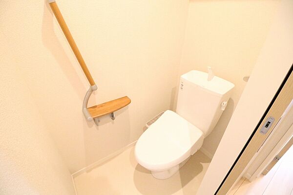画像23:広々としたトイレ　ウォシュレット完備