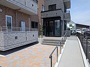 ベビーカーや車いすもスムーズなバリアフリー仕様です。