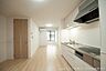 リビング/ダイニング：※参考写真　同建築メーカー施工の同間取完成他物件のものです。色・設備等の違いがある場合がございますので、物件概要設備欄をご確認ください。